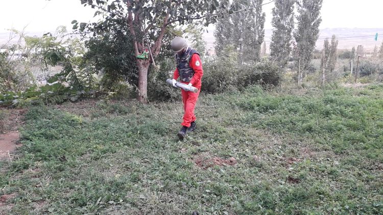 Cəbhəboyu ərazilərdə top mərmisi, müxtəlif raketlər və partlamış mərmi qalıqları aşkarlanıb - FOTO