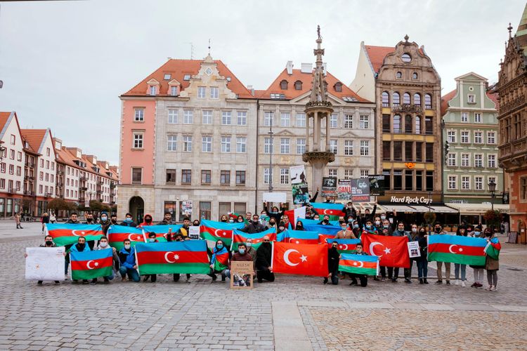 Polşa azərbaycanlılarından Gəncə terroruna ETİRAZ