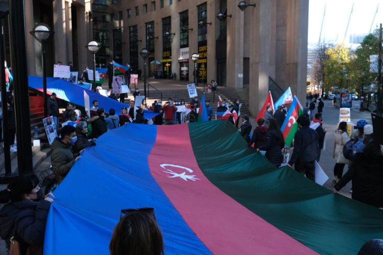 Kanadada Gəncədəki terror aktlarına etiraz olaraq yürüş keçirilib - FOTO