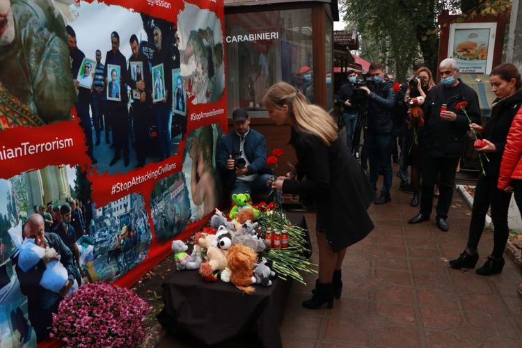 Moldovada Ermənistanın Gəncə şəhərinə raket hücumunun qurbanları anıldı - FOTO
