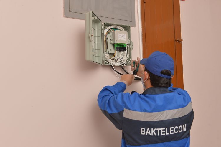 "Baktelecom" jurnalistlərin yaşayış binasını optik şəbəkəyə keçirdi