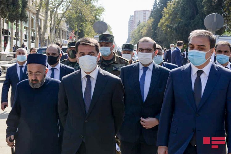 Hikmət Hacıyev: “Kişidirlərsə, döyüş meydanında ortaya çıxsınlar”