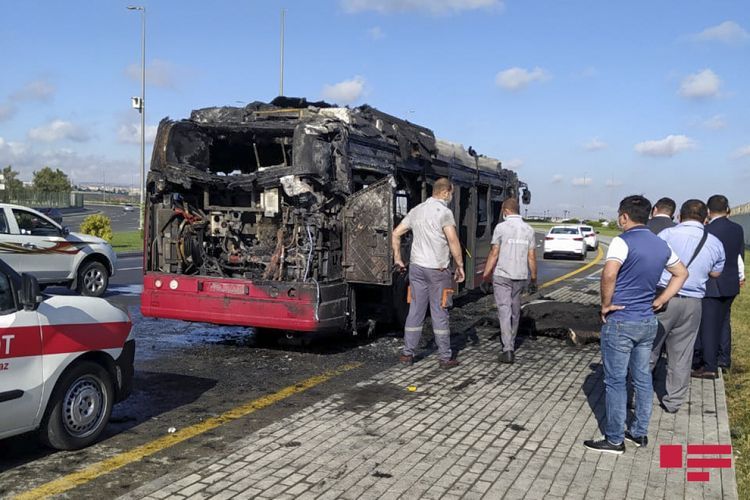 "BakuBus"a məxsus sərnişin avtobusu yandı - FOTO