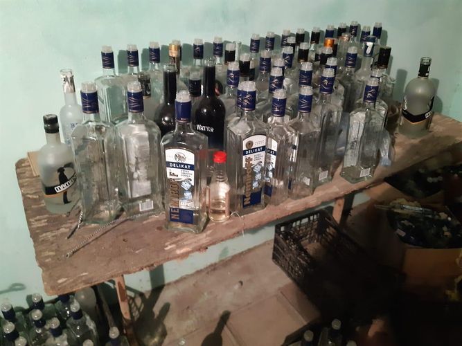 Saxta spirtli içki satıb iki nəfəri öldürənlərin işi MƏHKƏMƏDƏ