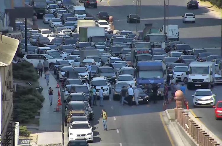 Paytaxtda qəza tıxaca səbəb olub