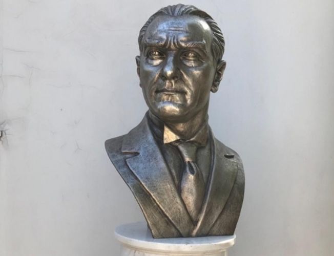 Xaricdə yaşayan heykəltəraş soydaşımız Atatürkün büstünü hazırlayıb - FOTO