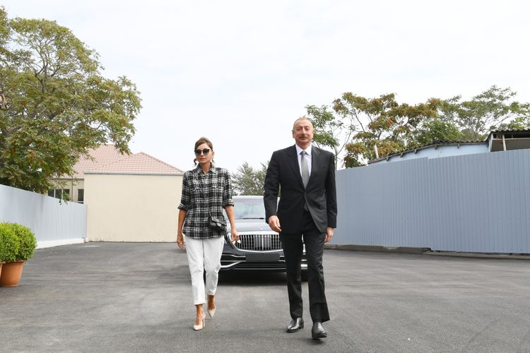 Prezident və birinci xanım Balaxanıdakı abadlıq işləri ilə tanış olublar - YENİLƏNİB