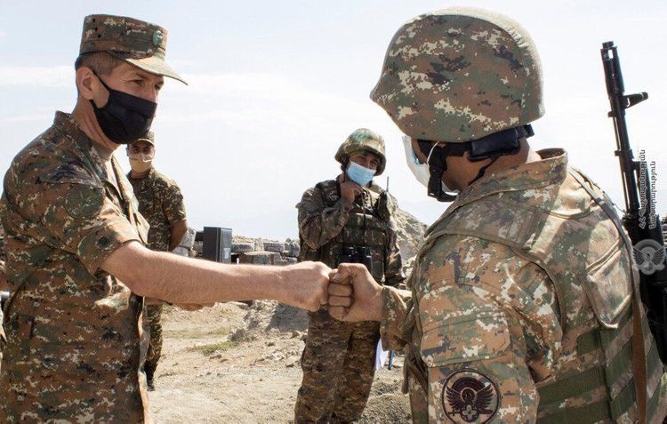 Ermənistan ordusunun baş qərargah rəisi əsgərlərini ruh düşkünlüyündən xilas etmək üçün bu yola əl atır - FOTO