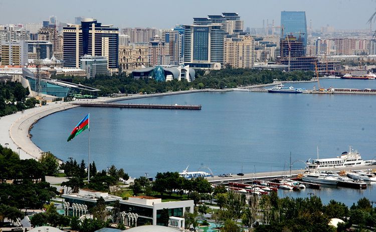 Bakı və daha 21 şəhər-rayonda komendant saatı başladı