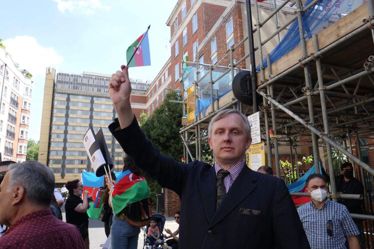 Britaniyalı jurnalist: "Ermənilərin mülki əhalini öldürməsi dünya liderləri tərəfindən qınanılmalıdır"