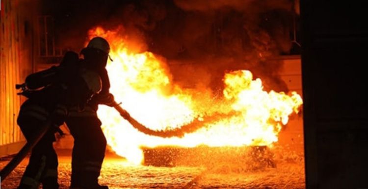 Bakıda mağaza içindəki əşyalarla birgə yandı