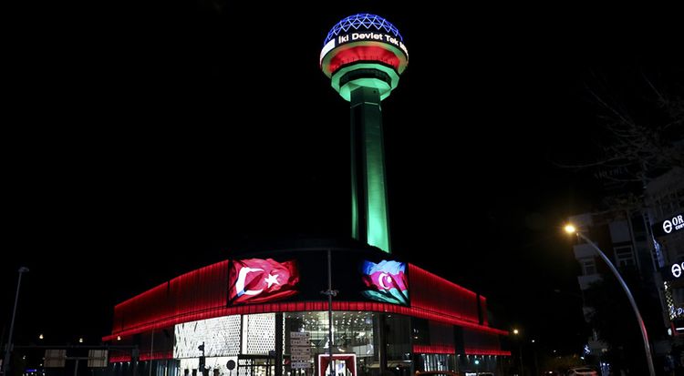 Ankaranın simvolu Azərbaycan bayrağının rənginə boyandı  - FOTO