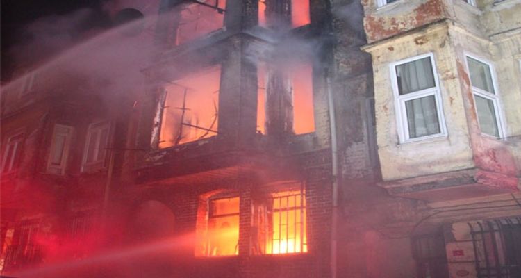 Bakıda yaşayış binasında yanğın: təxliyə olunanlar var