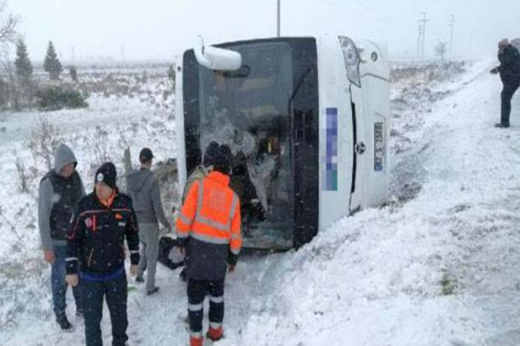 Türkiyədə 2 turist avtobusu dərəyə aşdı: BİRİNDƏ ÖLÜM, DİGƏRİNDƏ YARALILAR... 