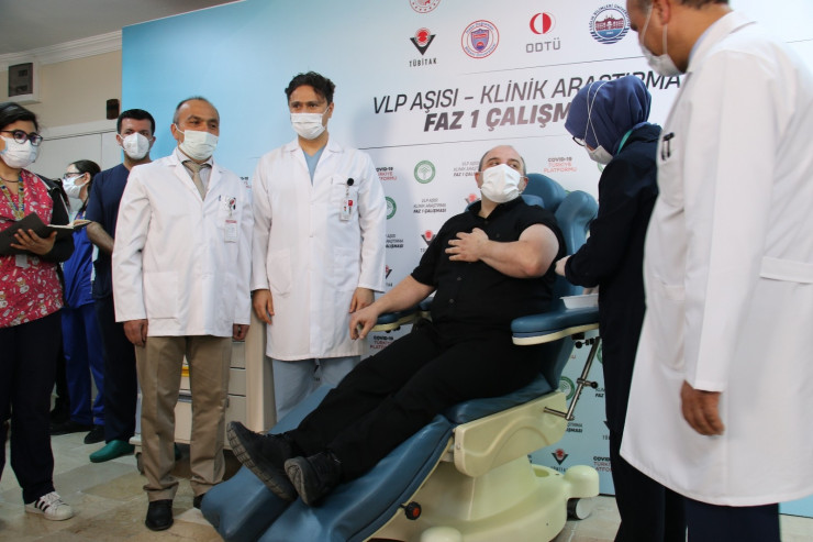 Türkiyəli nazirə könülü şəkildə türk peyvəndi vuruldu