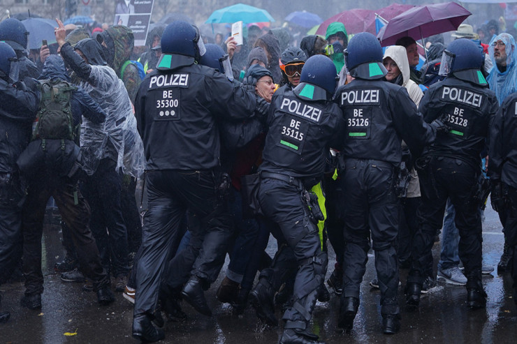 Berlində koronavirus məhdudiyyətlərinə etiraz: 29 polis yaralandı, 100-lərlə saxlanılan var 