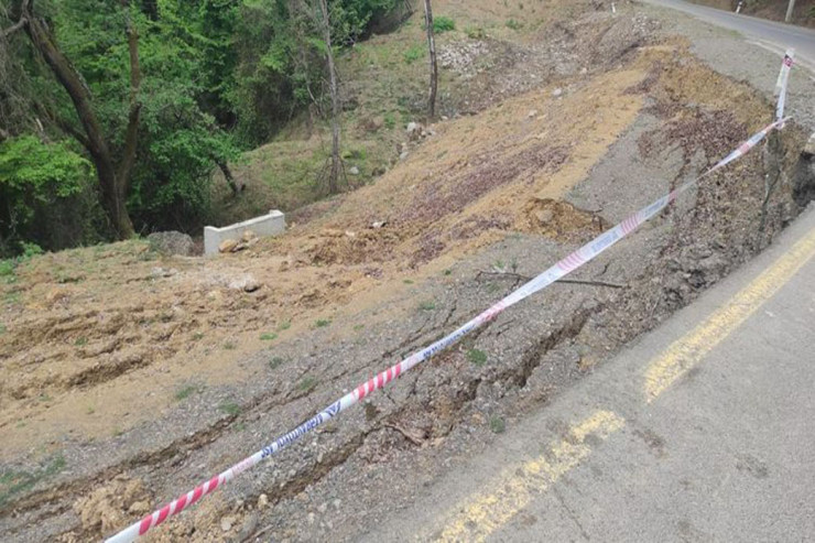 Azərbaycanda 7 kəndə gedən yol dağıldı - FOTO 