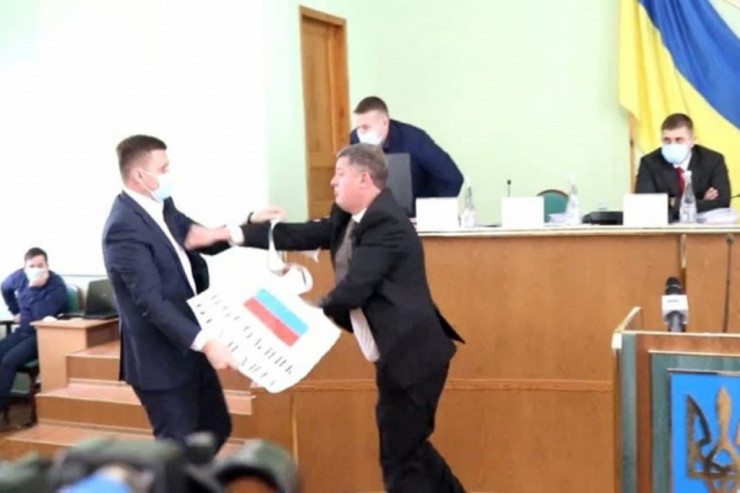 Deputatlar Sergey Xlan və Yeqor Ustinov arasında davadan görüntü