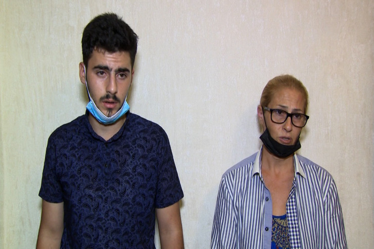 Saxlanılan Dövlətəli Xudaverdiyev və anası Mahirə Cavadova