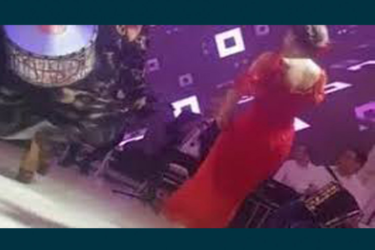 Azərbaycanlı müğənni qardaşı toyuna  17 MİNLİK PALTAR GEYİNDİ   - FOTO 