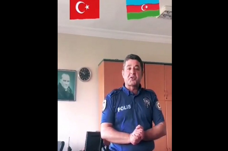 Təşəkkür ifası oxuyan polis