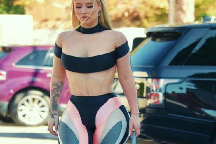 Geyimi ilə diqqəti cəlb etdi - FOTO 