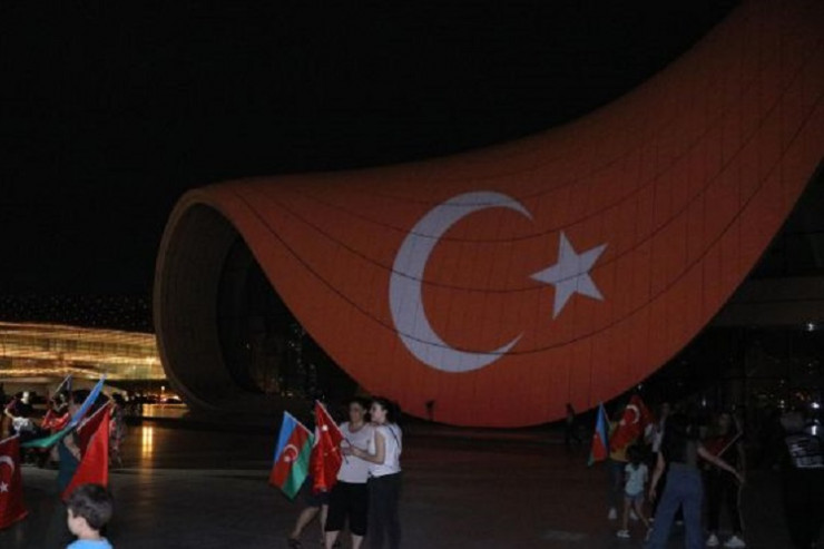Azərbaycandan Türkiyəyə daha bir dəstək  - Al-qırmızı bayraq Heydər Əliyev Mərkəzinin binası üzərində - FOTO  - VİDEO 