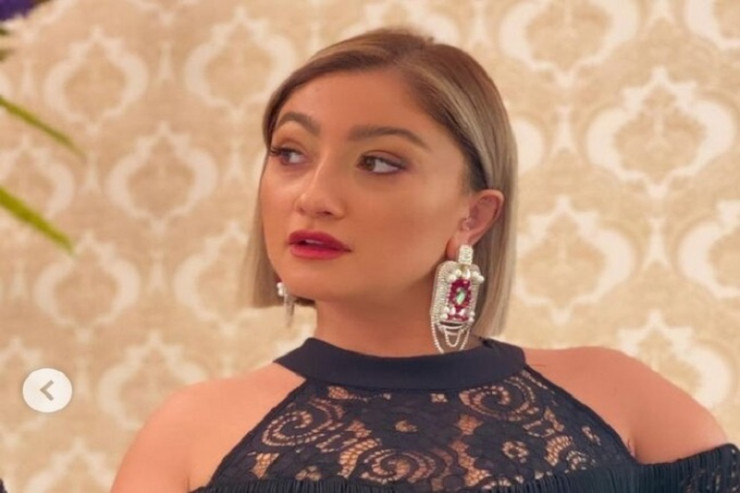 Aparıcı Zümrüd DƏRİN YARIQLI LİBASDA - FOTO 