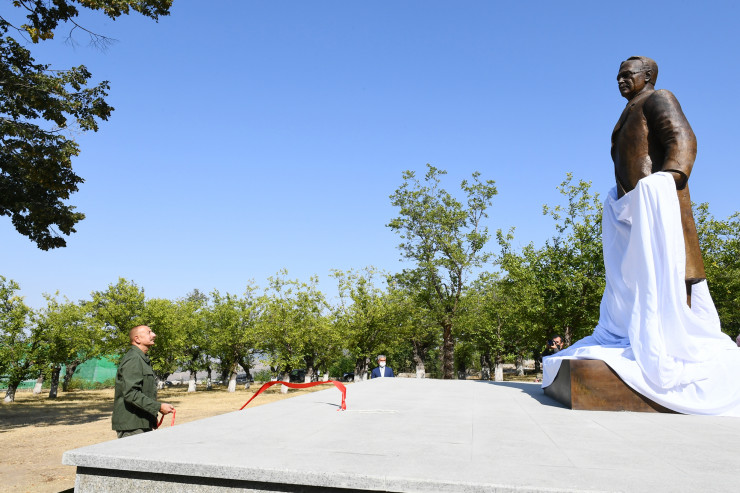 Prezident Şuşada Üzeyir Hacıbəylinin heykəlinin açılışını etdi