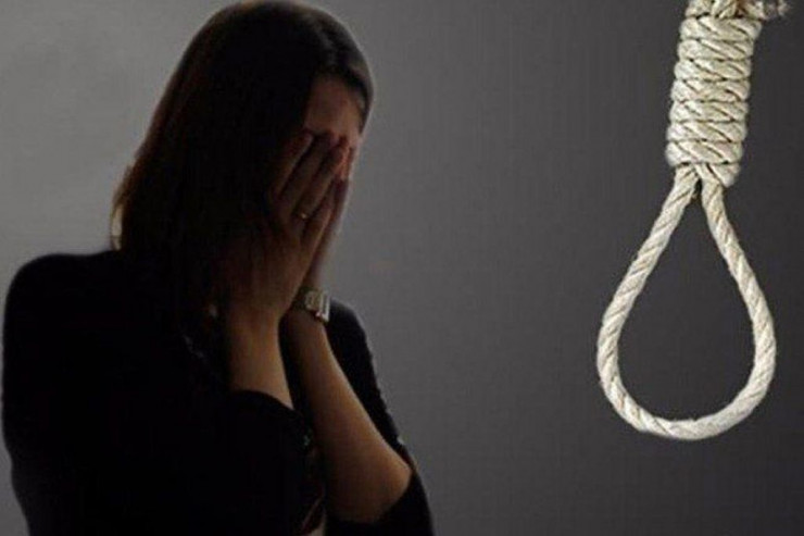 Bakıda gənc qadın özünü asdı