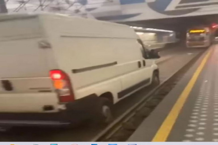 Avtomobil metro xəttinə düşdü
