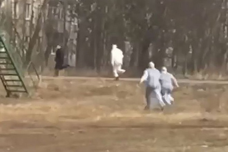 COVID-19 peyvəndi vurdurmamaq üçün  ağaca çıxdı 