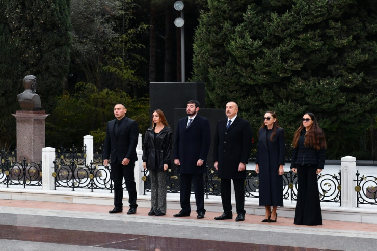 Prezident, birinci xanım Mehriban Əliyeva və ailə üzvləri Heydər Əliyevin məzarını ziyarət ediblər -FOTOLENT  -YENİLƏNİB 