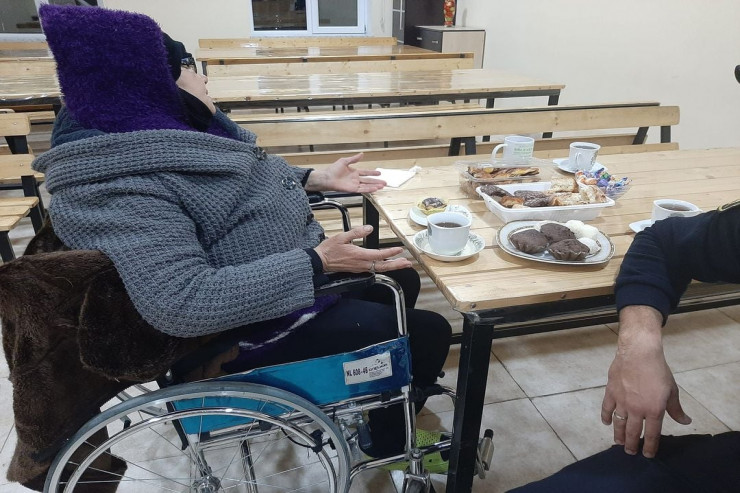 Sığınacaqdan imtina edən qadın: "Küçədə günə 300 manat  qazanırdım"