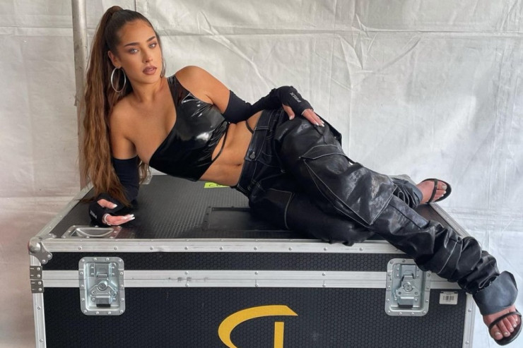 Klip çəkilişində DƏHŞƏT:  İlan müğənninin üzündən sancdı - VİDEO 