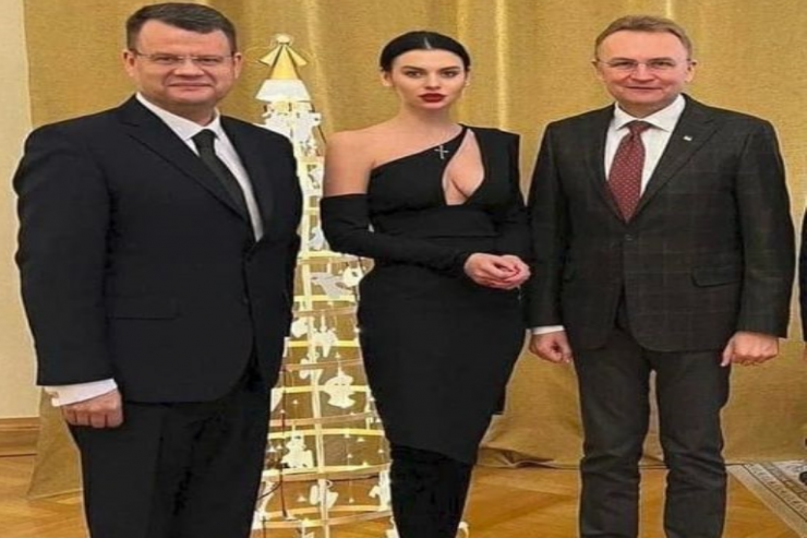 Nazir müavini  köməkçisinin geyiminə görə   işdən çıxarıldı