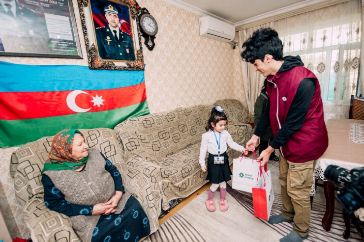 “Qırmızı ürəklər” fondu şəhid övladlarını təbrik etdi