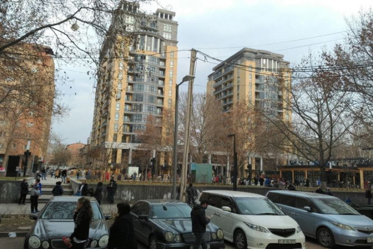 İrəvan silkələndi: dağıntılar var 