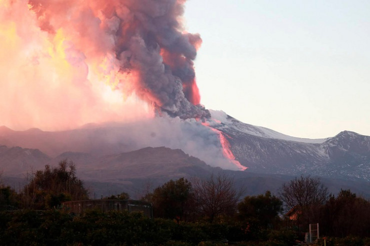 Etna vulkanı püskürdü