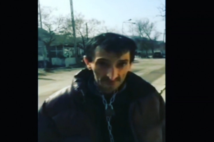 zəncirlənən kişi