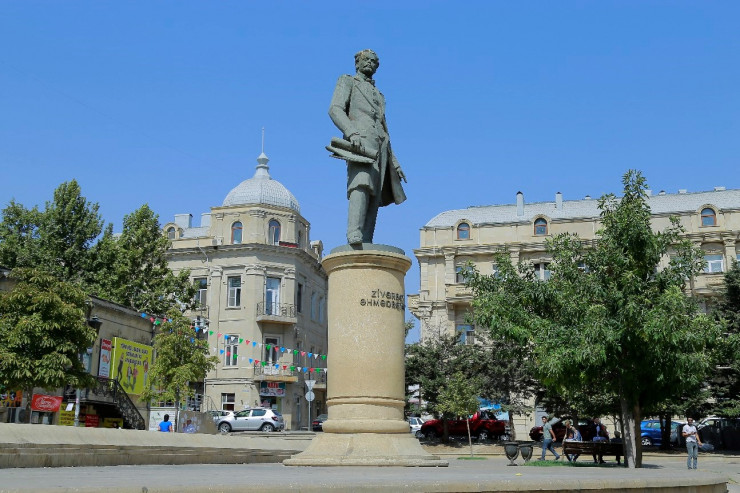 Zivər bəy Əhmədbəyovun Bakıdakı heykəli