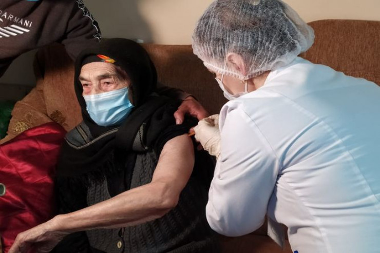 101 yaşlı Şamama nənə peyvənd olunarkən
