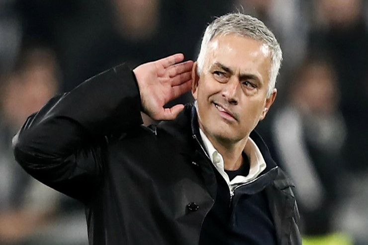 İngiltərənin “Tottenhem” klubunun baş məşqçisi Joze Mourinyo