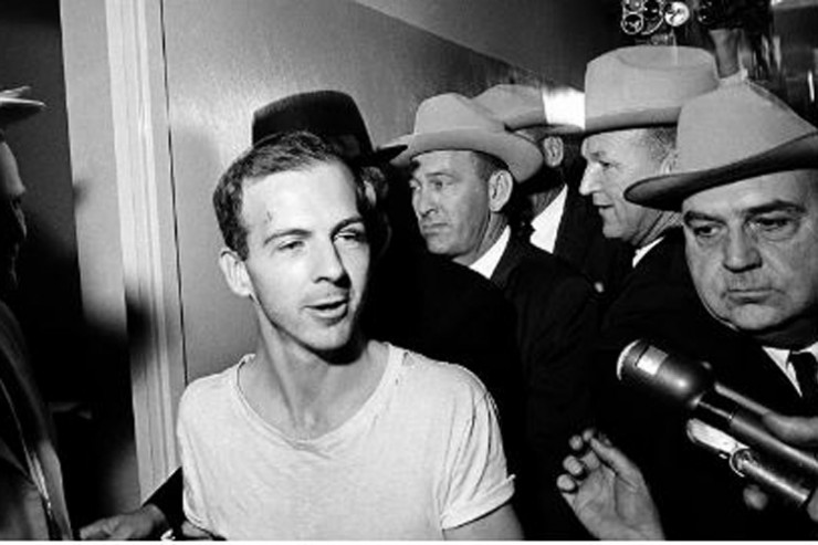 Li Harvey Osvald dindirildikdən sonra Dallas Polis bölməsində. 23 noyabr 1963-cü il