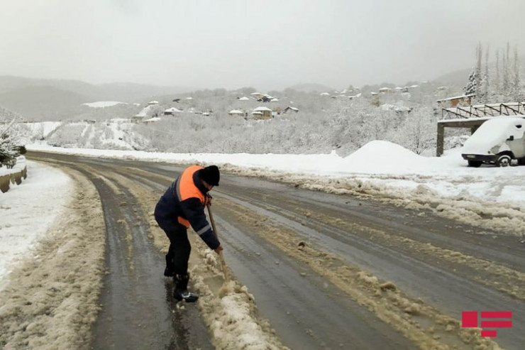 Qar bölgələrdə avtomobillərin hərəkətini çətinləşdirdi