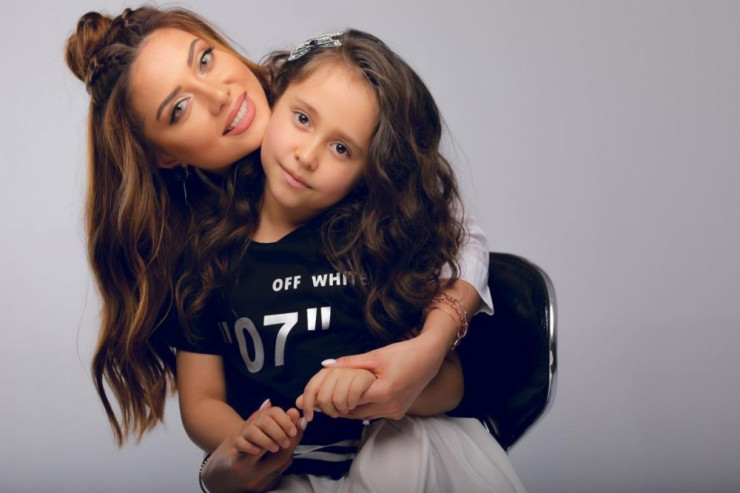 Müğənni Ayan Babakişiyeva qızı ilə