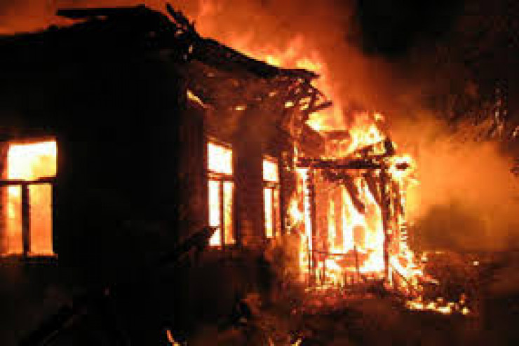 Fərdi yaşayış evi əşyaları ilə yandı