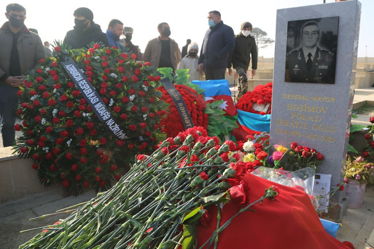 Bir qrup zabit Polad Həşimovun məzarını ziyarət edib - FOTO 