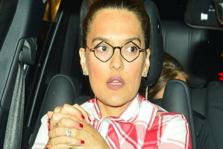 Məşhur müğənni yeni avtomobili ilə gündəm oldu - FOTO 