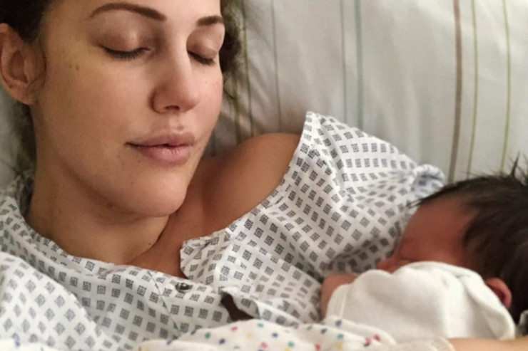 Tanınmış aktrisa ilk dəfə övladını göstərdi - FOTO 